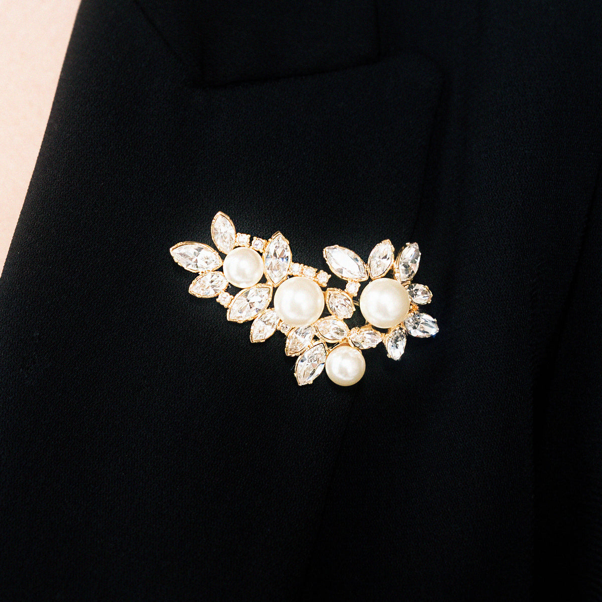 Perlene brooch