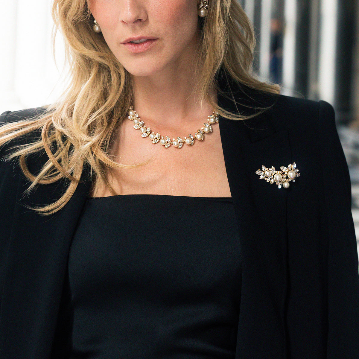 Perlene brooch